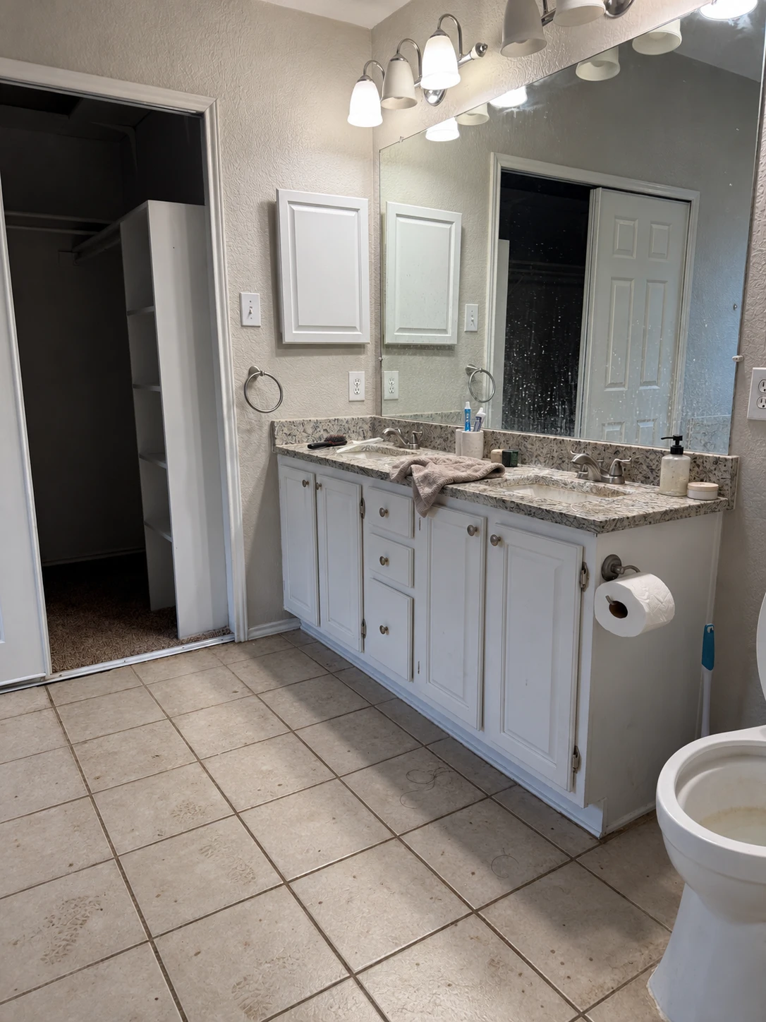 Master bathroom before cleaning